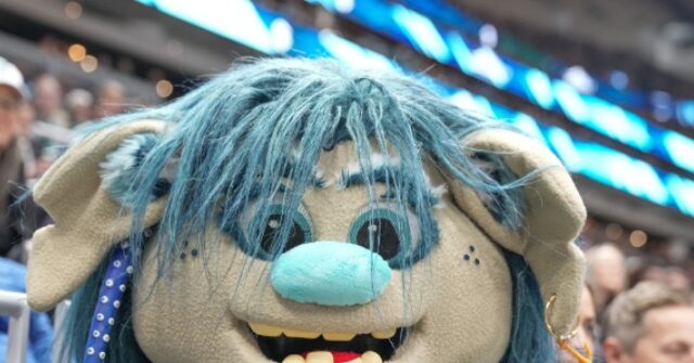watch:-seattle-kraken-player,-mascot-charged-by-grizzly-bear-during-alaskan-photoshoot