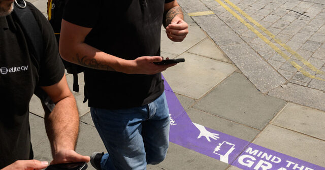 coping-strategy:-oxford-street-shoppers-told-‘mind-the-grab’-as-phone-theft-soars