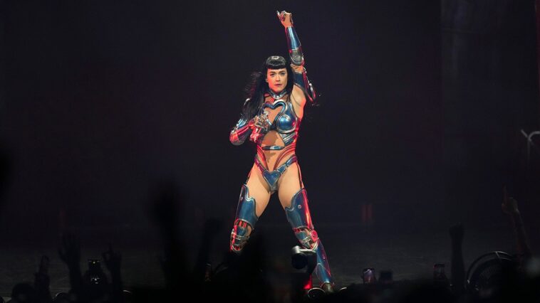 katy-perry-stops-detroit-concert-after-young-fan-collapses-on-stage
