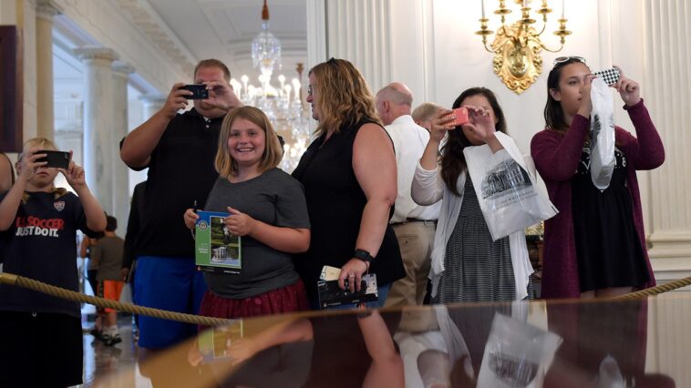 first-lady-melania-trump-to-continue-‘tradition’-of-white-house-tours-following-pause