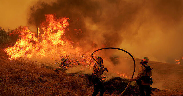 california:-canyon-fire-spreading-fast-near-santa-clarita,-simi-valley