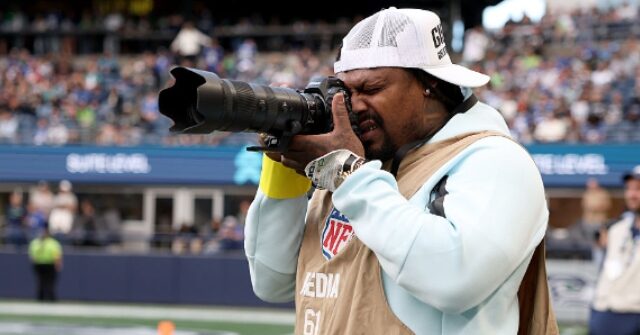watch:-marshawn-lynch-throws-elbow-to-protect-camera-from-seahawks-rb