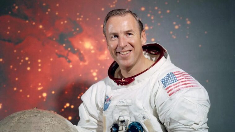 famed-apollo-13-moon-mission-commander-jim-lovell-dead-at-97
