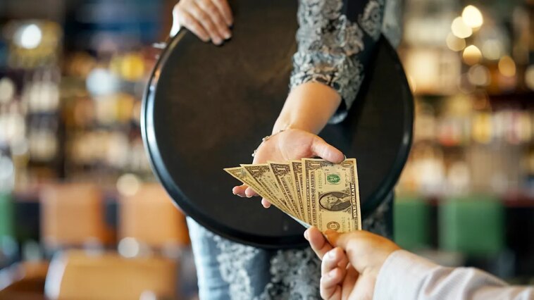 vegas-tipping-drops-drastically-as-visitors-say-service-doesn’t-match-higher-costs