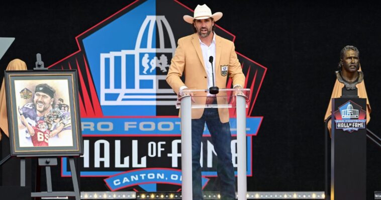 watch:-football-hall-of-fame-ceremony-goes-awry-due-to-wardrobe-malfunction