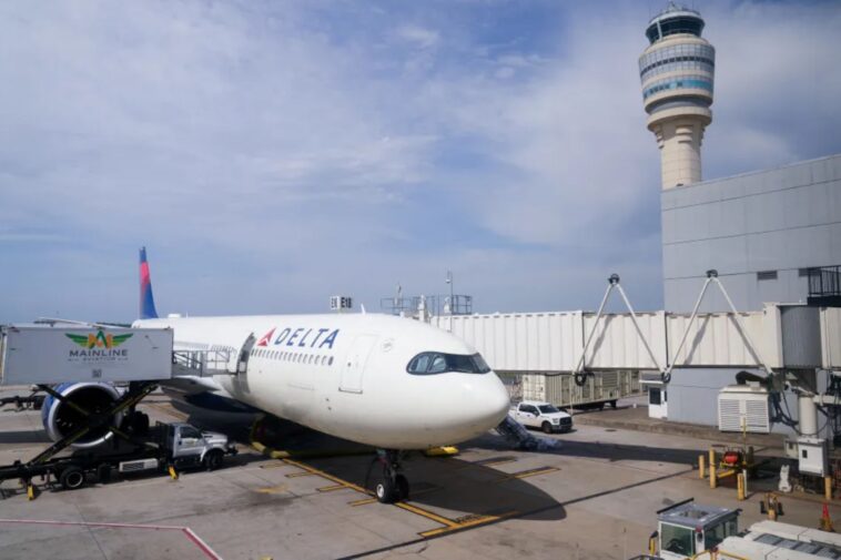 delta-plane-clips-empty-aircraft-ahead-of-planned-takeoff-in-atlanta