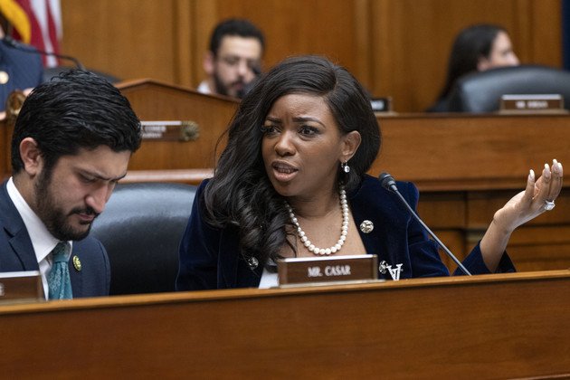 trump-goes-off-on-rep.-jasmine-crockett,-calls-for-iq-test-–-“only-slightly-dumber”-than-aoc-and-“three-gang-of-country-destroying-morons”