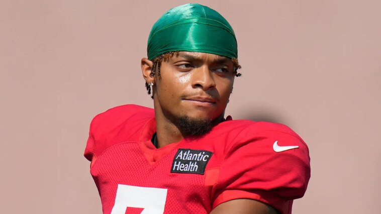 jets’-justin-fields-shares-he’s-‘low-key-addicted’-to-reading-his-bible,-talks-relationship-with-god