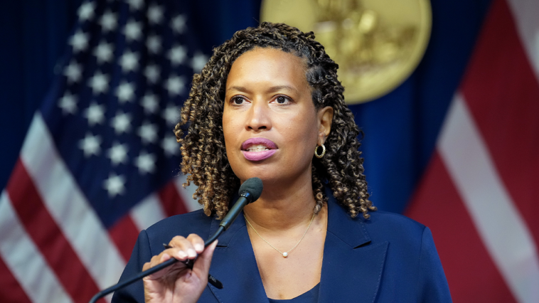 dc-mayor-travels-to-martha’s-vineyard-amid-trump’s-federalized-crime-crackdown-of-city