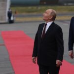 putin-is-greeted-by-trump-in-alaska,-immediately-buzzed-overhead-by-nuclear-bomber-—-his-reaction-is-priceless