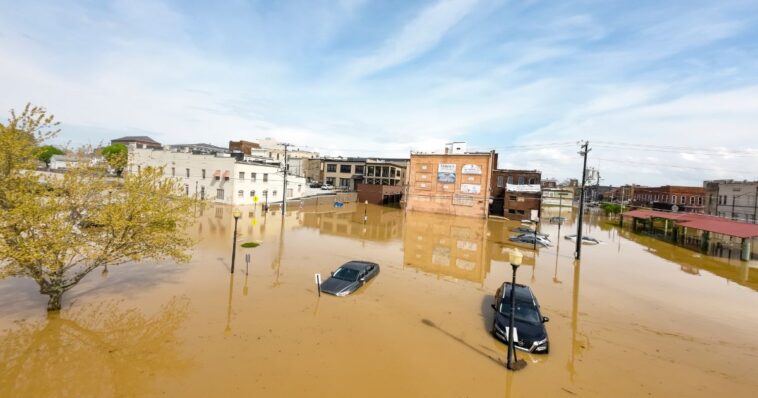 watch:-tennessee-utility-worker-goes-full-action-hero,-smashes-window-to-save-submerged-woman