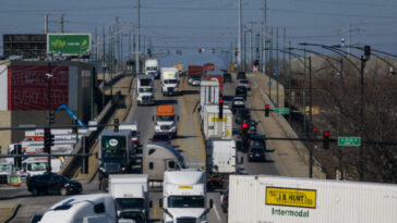 video:-18-wheeler-does-u-turn,-kills-3-americans