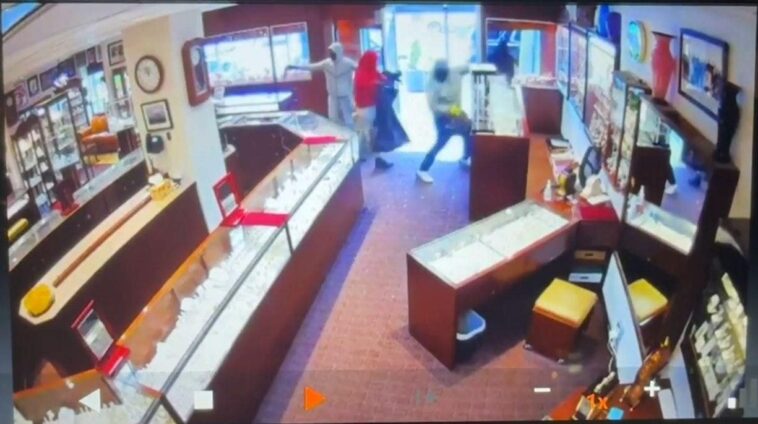 masked-robbers-pull-off-brazen-midday-heist-at-seattle-jewelry-store-in-under-two-minutes