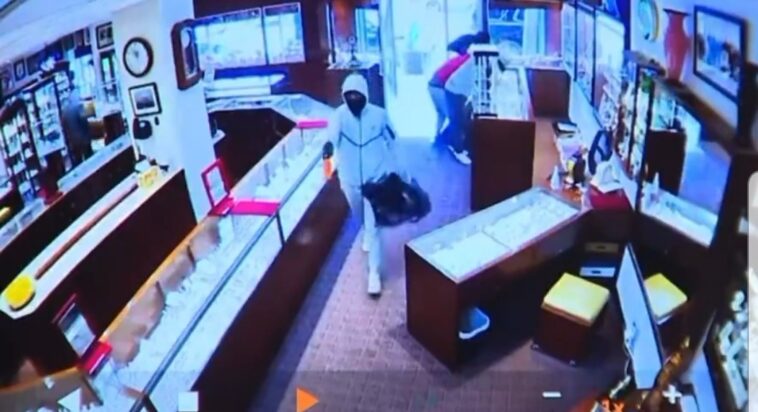masked-thieves-steal-over-$2-million-in-jewelry-in-90-seconds-in-democrat-run-seattle-(video)