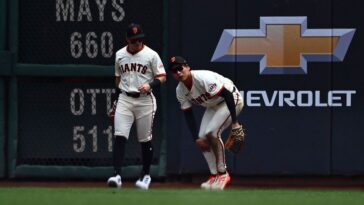 giants’-lee-corrals-ball-with-knees-for-wild-catch
