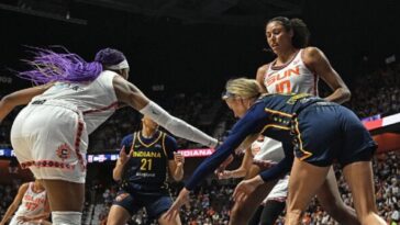watch:-fever-star-sophie-cunningham-left-writhing-in-pain-after-knee-injury:-‘holy-sh*t’