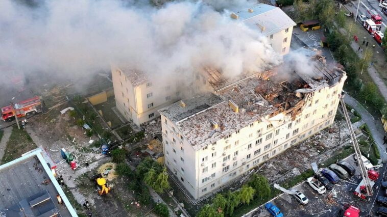 russian-drone-strikes-kill-7-in-kharkiv-during-zelenskyy’s-white-house-meeting-with-trump