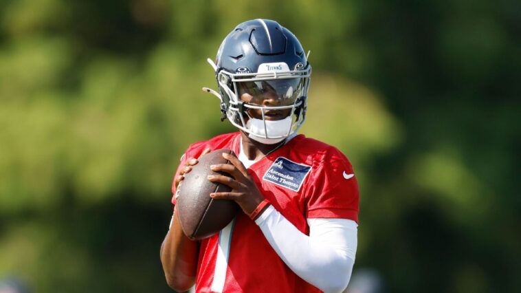 titans-qb-ward-scuffles-with-dt-simmons-in-camp