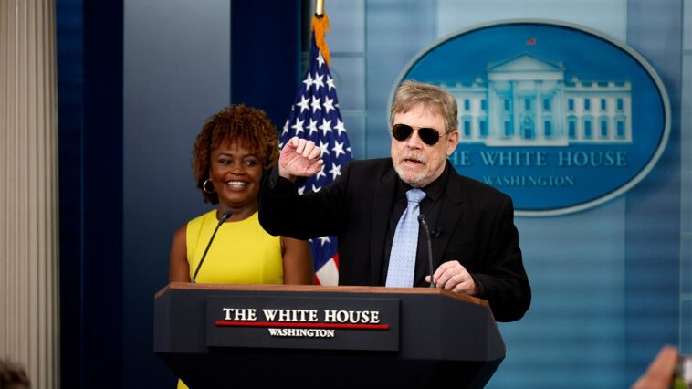 ‘star-wars’-actor-mark-hamill-reveals-he-considered-leaving-the-us-when-trump-won-re-election