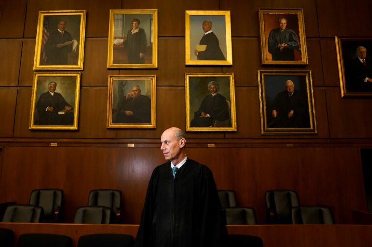 boasberg-cleared-to-rule-on-cecot-migrant-deportations-after-appeals-court-decision