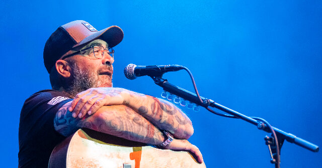 watch:-aaron-lewis-explains-exploitative-music-industry-to-tucker-carlson,-blasts-‘disgusting’-hypocrite-bruce-springsteen,-unloads-on-democrats