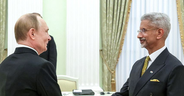 indian-foreign-minister-meets-with-putin,-claims-to-be-‘perplexed’-by-us.-tariffs-on-russian-oil