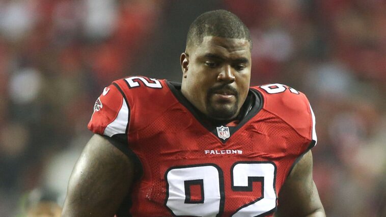 south-carolina-assistant-coach,-ex-nfl-player-travian-robertson-hospitalized-after-car-accident