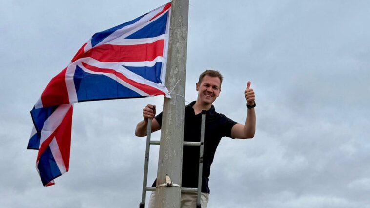 england-flag-displays-powerful-symbol-in-immigration-fight-as-trump-style-populism-sweeps-through-uk