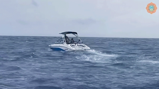 eight-people-rescued-from-sinking-boat-after-running-low-on-fuel-in-rough-miami-waters
