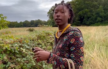 supposedly-abused-texas-woman-flees-to-the-scottish-woods-with-her-one-year-old-daughter-to-join-a-“lost-african-tribe”