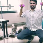 ‘help!-i-need-a-spotter!’-cries-mamnadi-struggling-under-5-pound-yoga-dumbbells