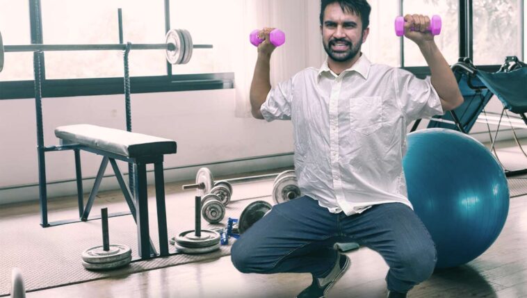 ‘help!-i-need-a-spotter!’-cries-mamnadi-struggling-under-5-pound-yoga-dumbbells