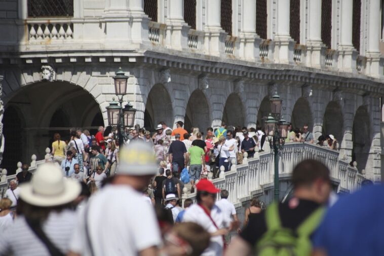 north-carolina-mom-of-8-goes-viral-for-holding-ponytail-of-italian-pickpocket-for-1-hour