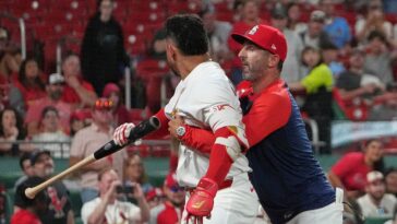 cardinals’-willson-contreras-tosses-bat-at-own-coach-as-he-erupts-at-umpire