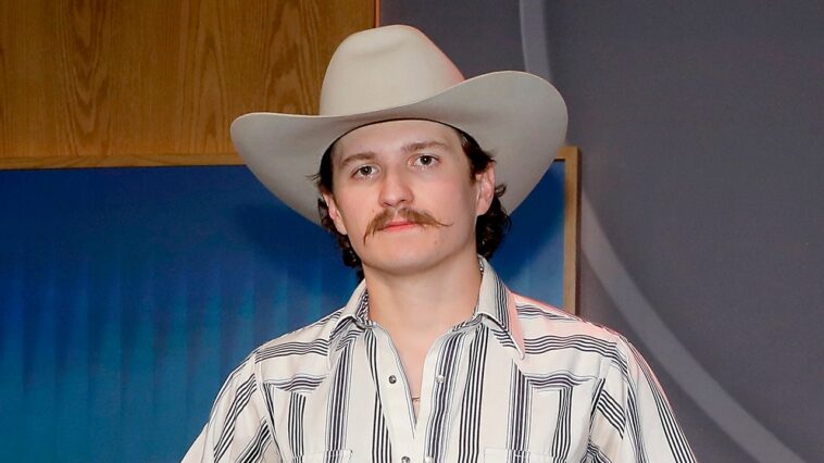 country-singer-ends-concert-early-after-fans-throw-beer-at-stage-during-oklahoma-performance