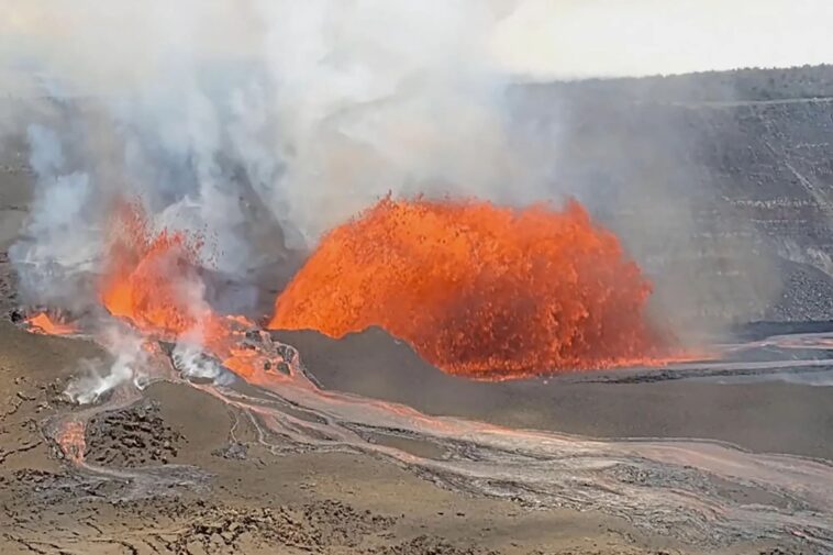 hawaii’s-kilauea-volcano-resumes-eruption,-shoots-out-fountains-of-lava-from-multiple-vents