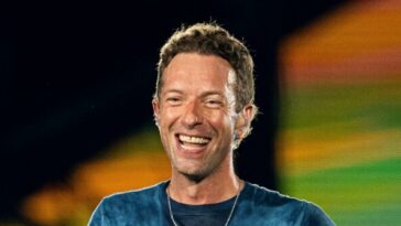 watch:-coldplay-frontman-chris-martin-tells-concertgoers-to-send-love-to-charlie-kirk’s-family