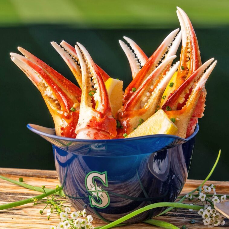 seattle-mariners’-crab-helmet-tops-2025-new-ballpark-grub