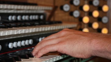 church-organist-close-to-figuring-out-what-all-these-pedals-and-buttons-are-for