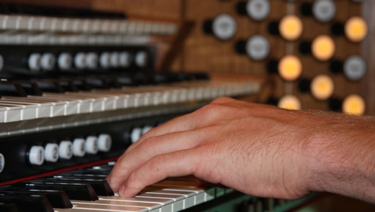 church-organist-close-to-figuring-out-what-all-these-pedals-and-buttons-are-for