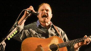 country-star-zach-bryan-unleashes-anti-ice-song:-‘the-fading-of-the-red,-white-and-blue’
