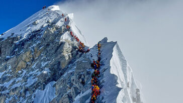 monster-blizzard-traps-hundreds-of-climbers-on-mount-everest