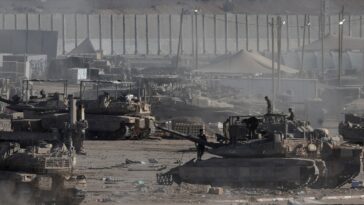 israel-hamas-ceasefire-takes-effect,-idf-begins-pulling-back-in-gaza
