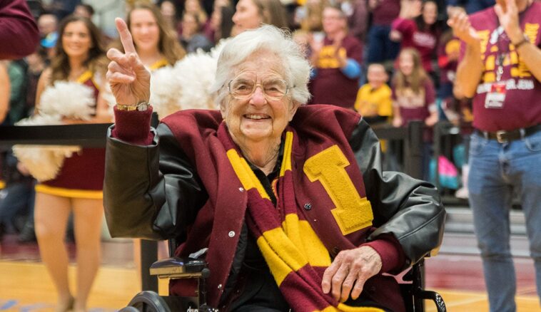 sister-jean,-loyola-chicago’s-beloved-basketball-chaplain-and-ncaa-sensation,-dies-at-106