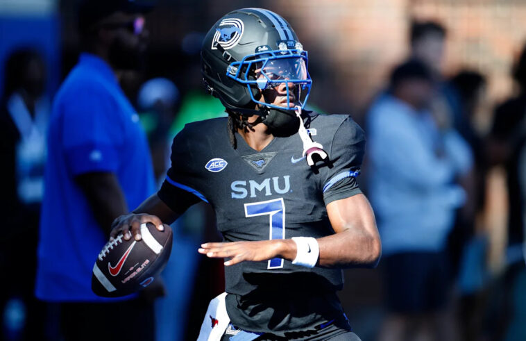 smu-quarterback-kevin-jennings-completes-behind-the-back-pass-against-stanford