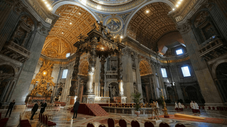 man-hauled-away-by-security-after-urinating-on-main-altar-at-st.-peter’s-basilica:-report