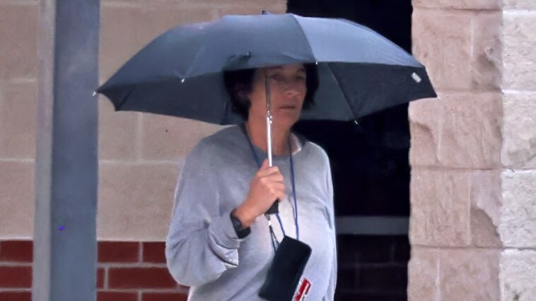 ghislaine-maxwell-gets-‘hotel’-guest-treatment-at-‘club-fed’-prison,-consultant-says