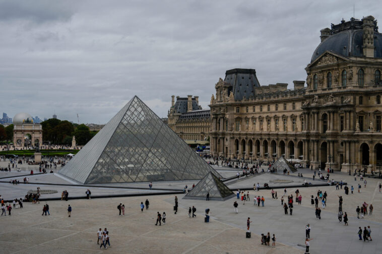 louvre-museum-in-paris-robbed,-royal-collection-stolen-in-‘4-minute-operation’