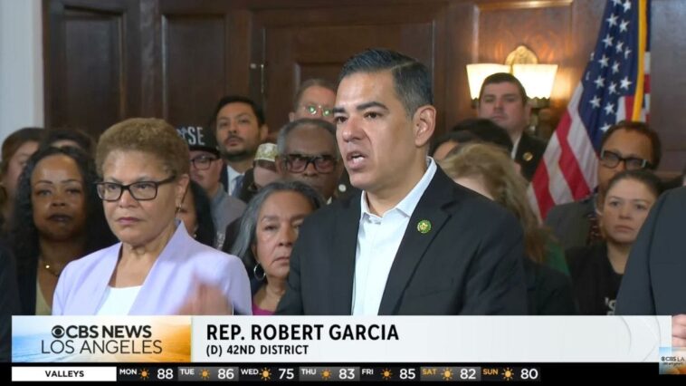 dem-lawmakers-announce-creation-of-‘master-ice-tracker’-as-agents-face-1,000%-increase-in-attacks