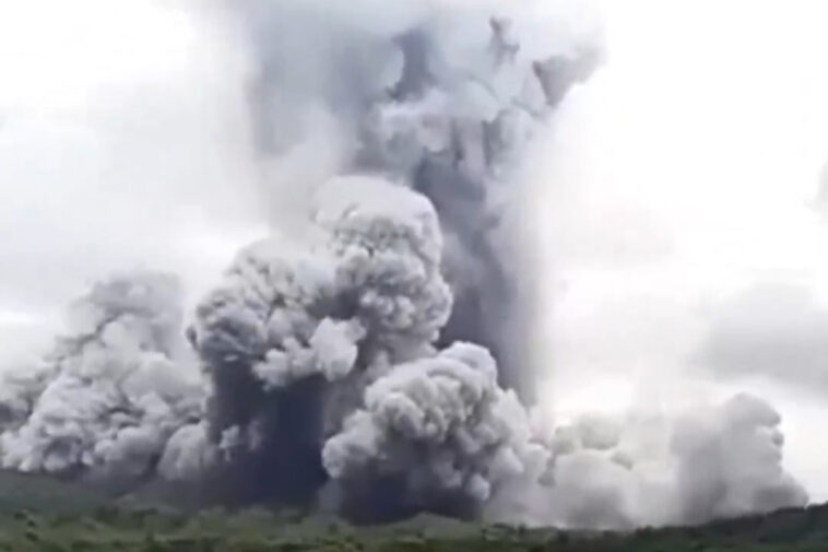 wild-footage-shows-volcano-erupting-in-philippines